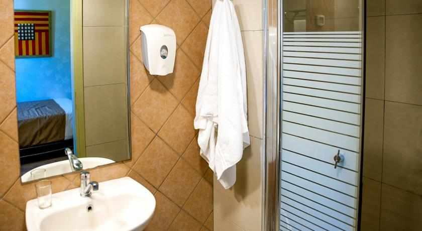 מקלחת מלון ארט גלרי חיפה