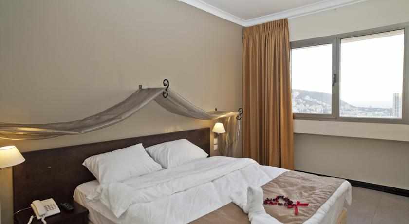 מיטה זוגית מלון תיאודור בחיפה